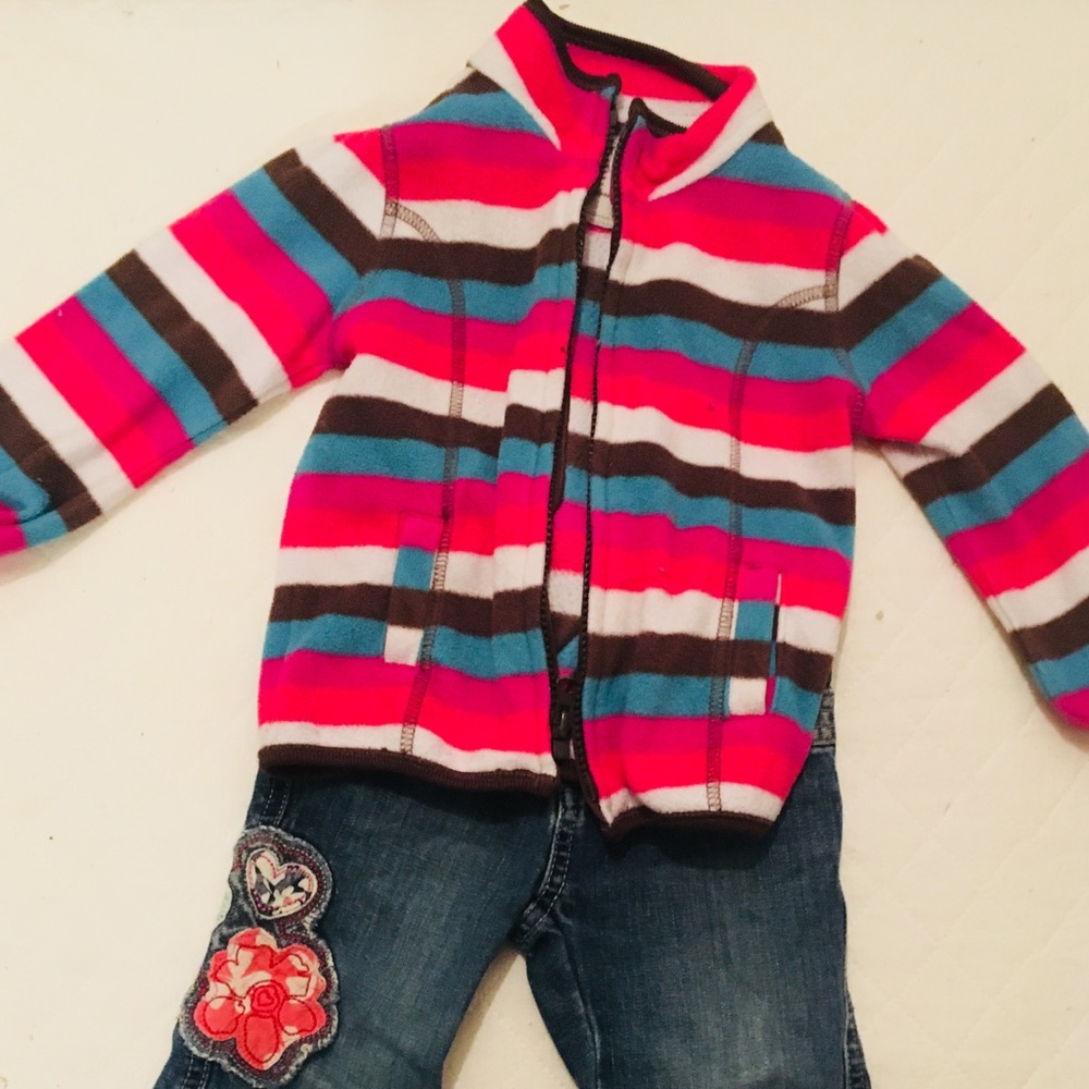 2T fleece zip up top and jeans